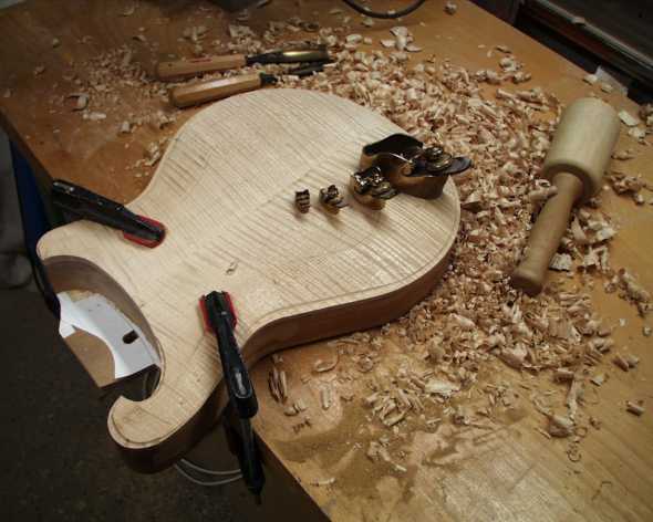 Decke wird geschnitzt