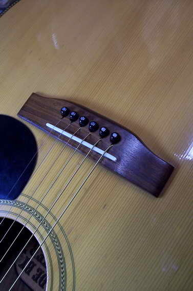 Schertler Blue Stick 3.0/70 Tonabnehmer-Einbau in eine Stahlsaiten Gitarre