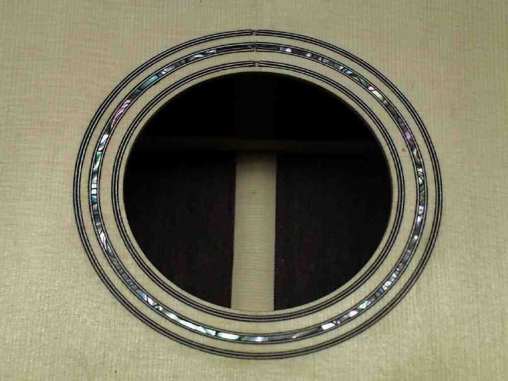 Schalloch ausgesägt