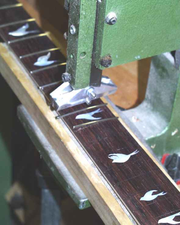 Einsetzen der Bünde mit der Presse