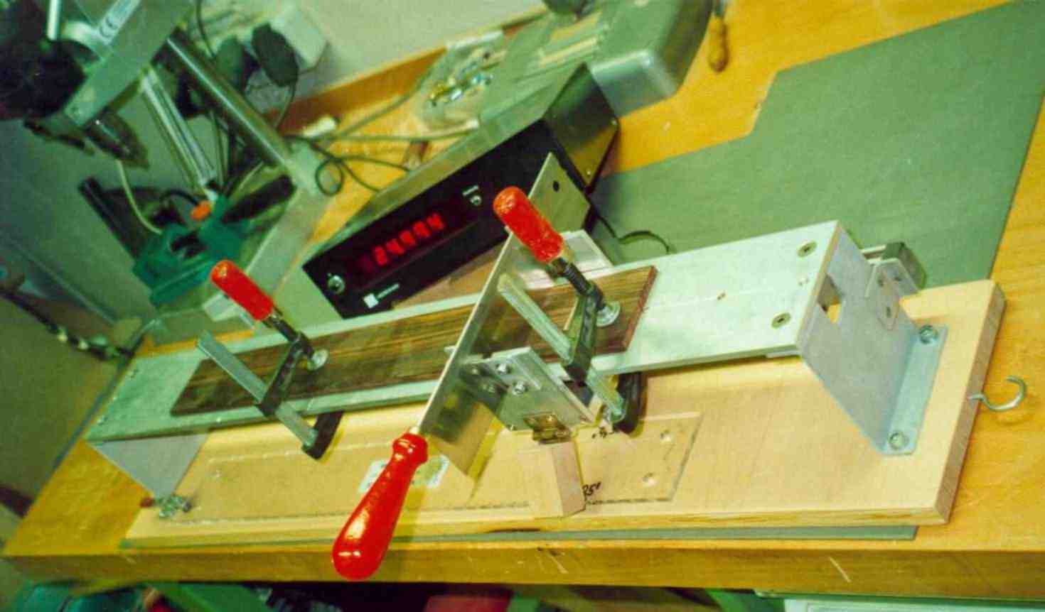 Bundsäge mit digitalem Maßstab