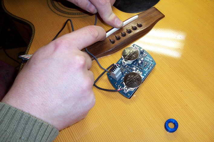 Schertler Blue Stick 3.0/70 Tonabnehmer-Einbau in eine Stahlsaiten Gitarre