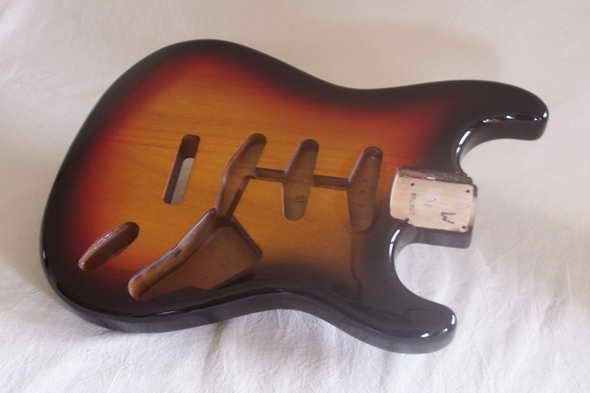 Double Cut Standard Body, Erle; 3 Tone Sunburst