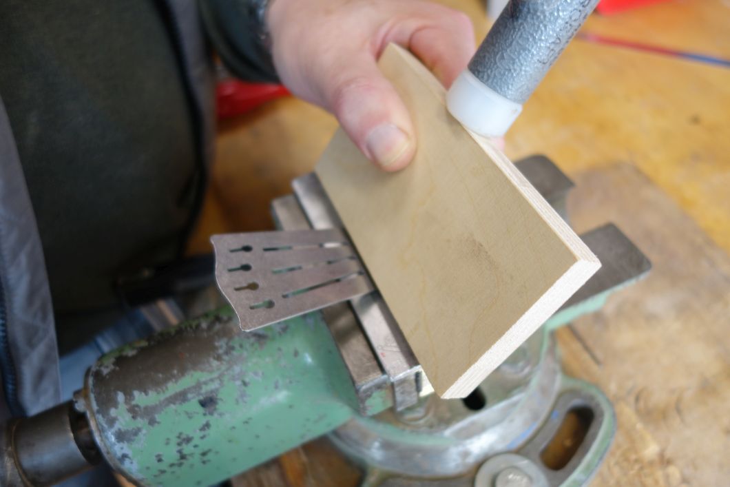 Nachbiegen mittels Hammer und Beilageholz