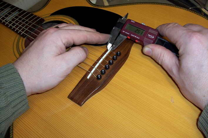 Schertler Blue Stick 3.0/70 Tonabnehmer-Einbau in eine Stahlsaiten Gitarre