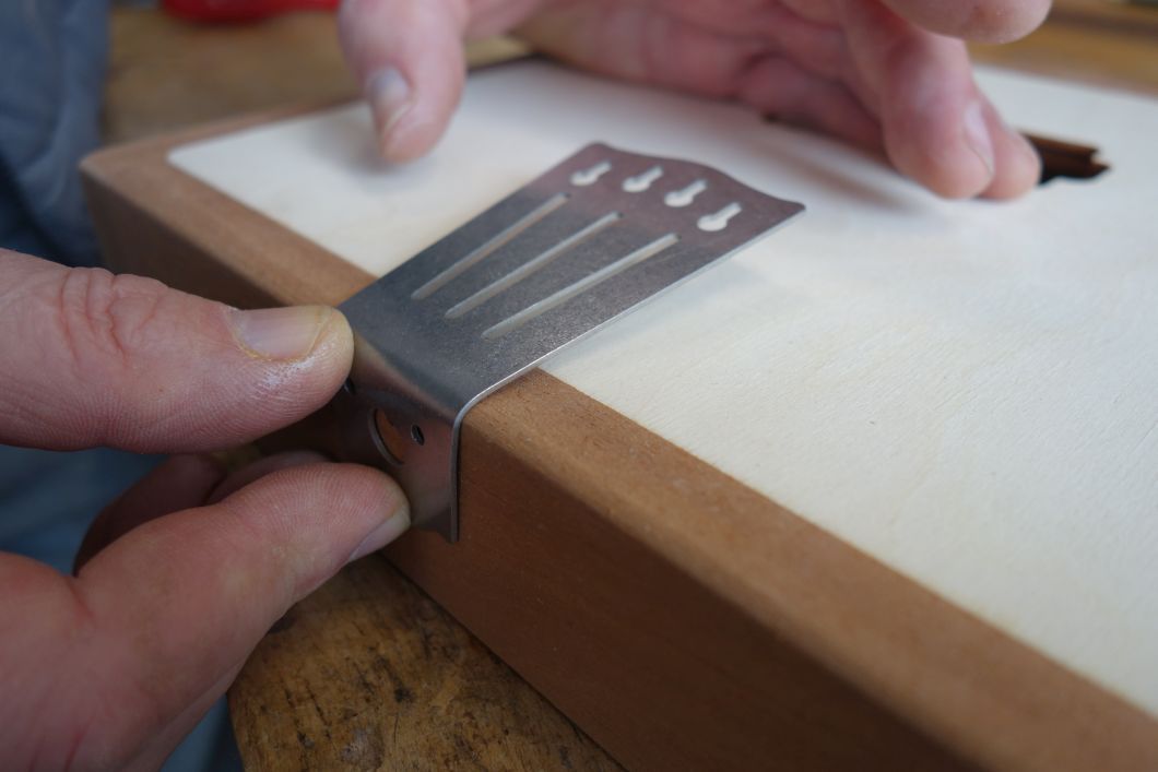 Cigar Box Saitenhalter biegen