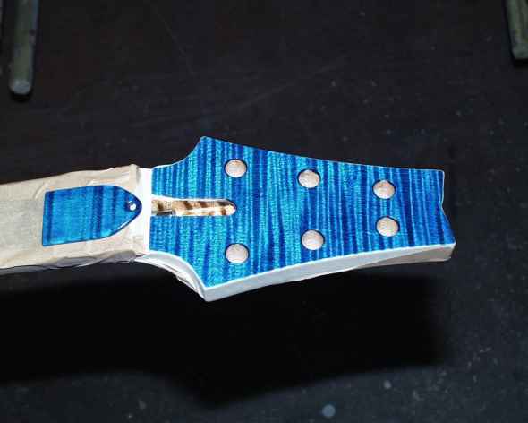 Halslackierung mit Klarlack