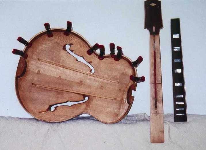 Restaurierung einer defekten Jazzgitarre aus den 50'er Jahren