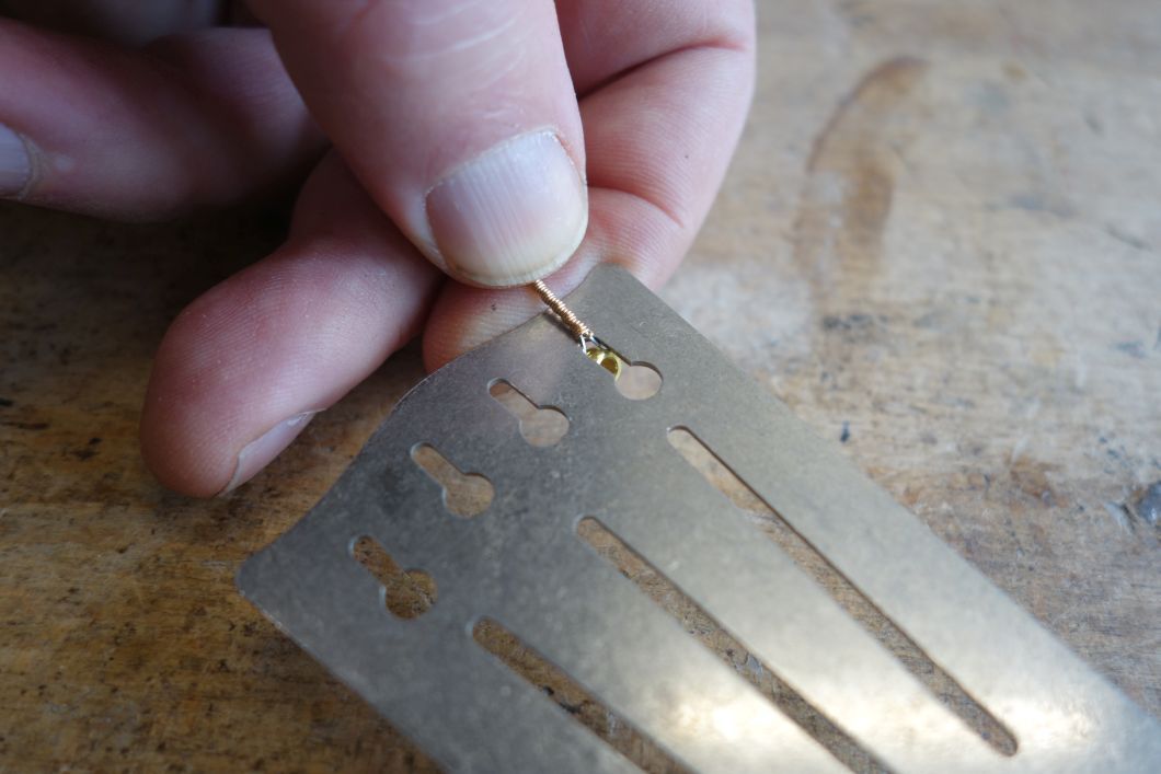 Einhängen von Saiten in den Cigar Box Saitenhalter