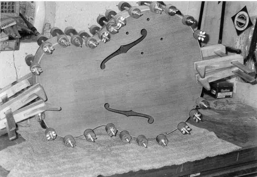 Restaurierung einer defekten Jazzgitarre aus den 50'er Jahren