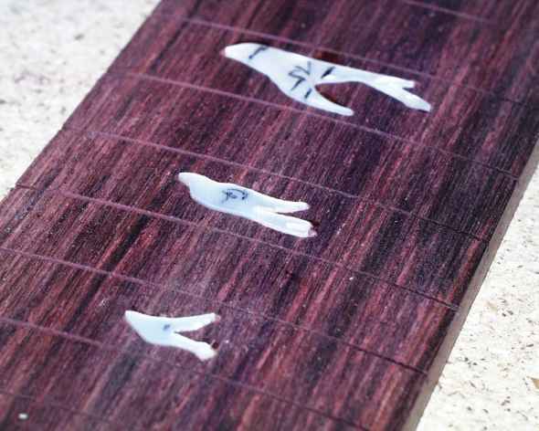 Die Herstellung der Griffbretteinlagen -