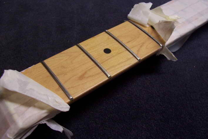 Segment-Lackierung an Fender Stratocaster Ahorn-Griffbrett
