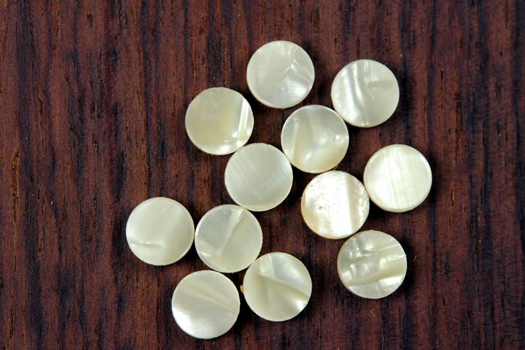 12'er Satz Augen 6,3 mm Vintage Yellow Perloid 12'er Satz Augen 6,3 mm Vintage Yellow Perloid