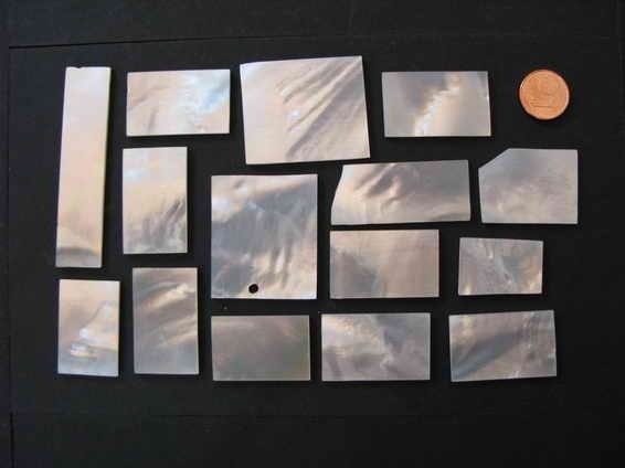 Perlmutt Stücke roh, 1,5mm; ca. 3-5 Stück Perlmutt Stücke roh, 1,5mm; ca. 3-5 Stück