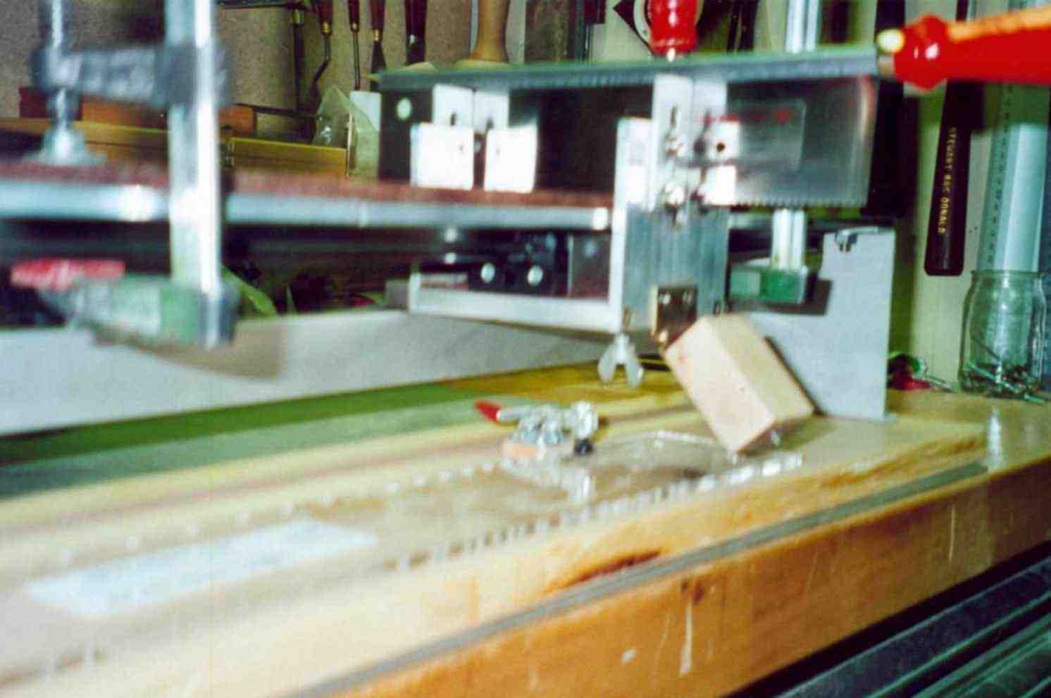 Bundsäge mit digitalem Maßstab
