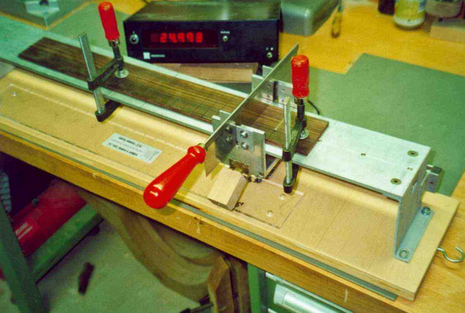 Bundsäge mit digitalem Maßstab