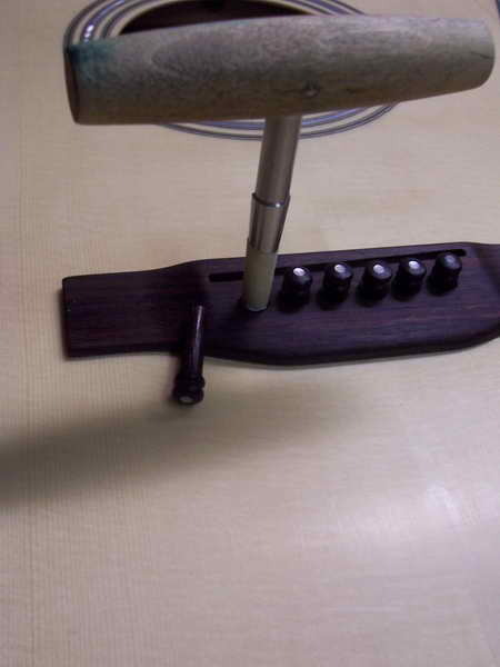 Reiben der Pin-Löcher