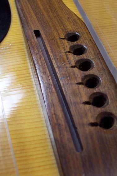 Schertler Blue Stick 3.0/70 Tonabnehmer-Einbau in eine Stahlsaiten Gitarre