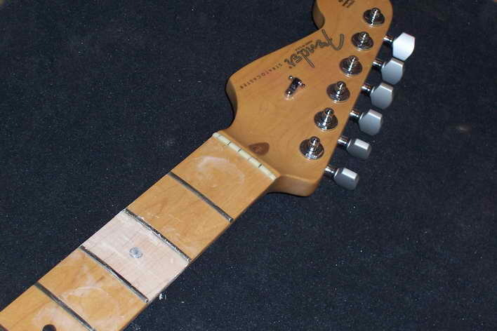 Segment-Lackierung an Fender Stratocaster Ahorn-Griffbrett
