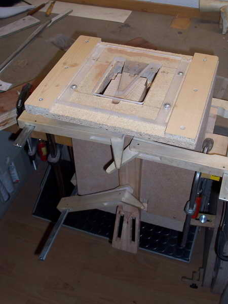 Schwalbenschwanzverbindung am Hals