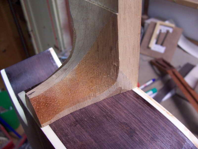 Schnitzen des Halsfußes