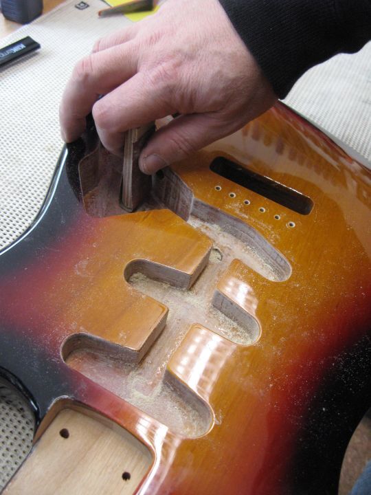 Vorbereitung für Anstrich Oberfläche der Ausfräsung mit grobem Schmirgelpapier anrauen