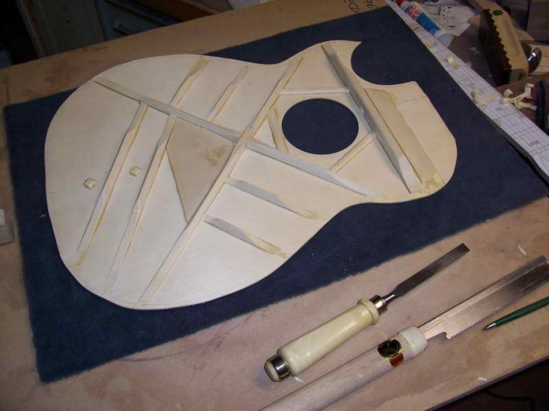 Fast fertig geschnitzte Decke