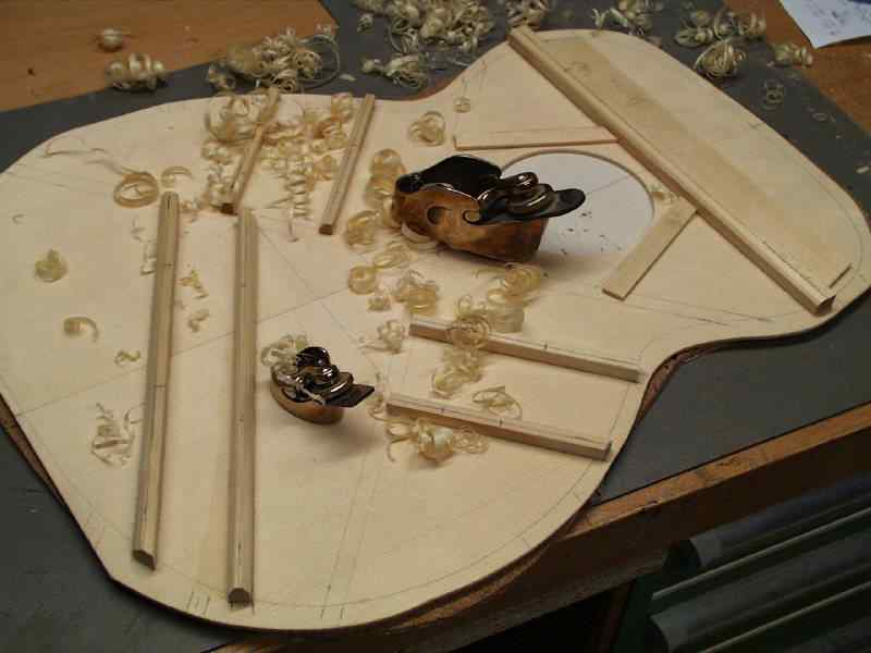 Schnitzen der kleinen Balken