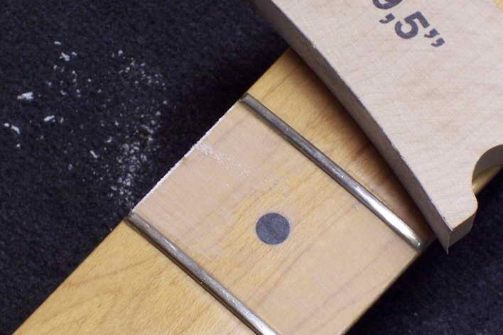 Segment-Lackierung an Fender Stratocaster Ahorn-Griffbrett