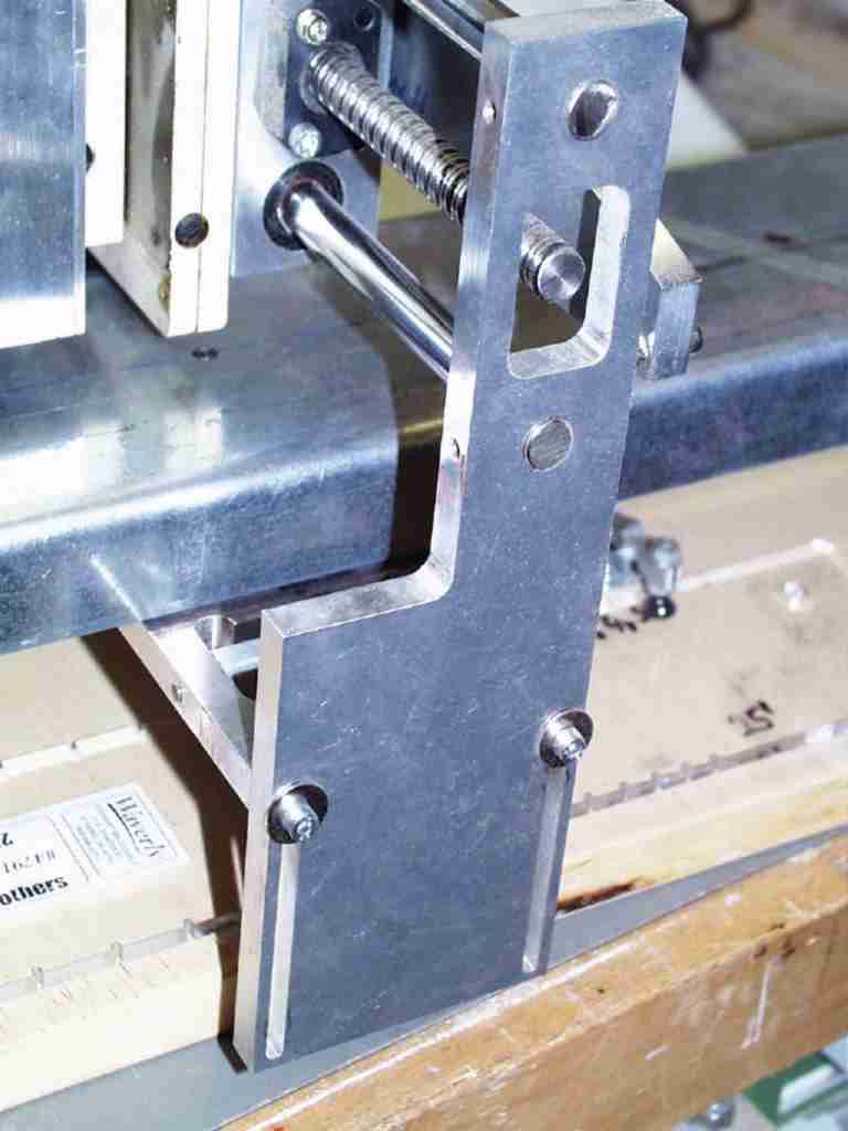Bundsäge mit digitalem Maßstab