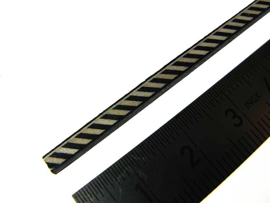 1/2 Herringbone Randeinl. Holz, h=2,5 b=3,0 l=800 1/2 Herringbone Randeinl. Holz, h=2,5 b=3,0 l=800